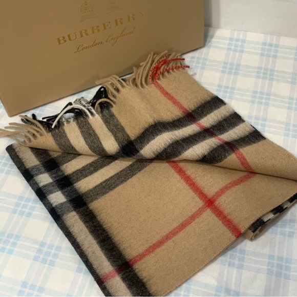 Burberry Checkered Scarf - Picture 4 of 4
